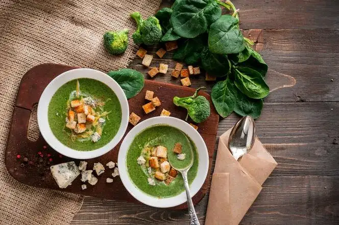Jak zrobić zupę szpinakową – proste przepisy na pyszne danie