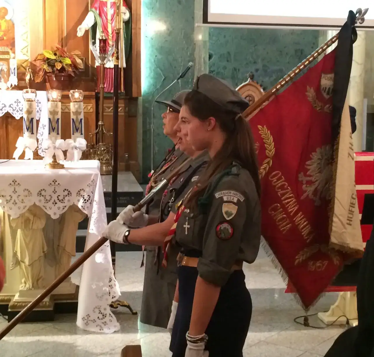 Kiedy opuszczać sztandar w kościele? Poznaj ważne zasady i tradycje