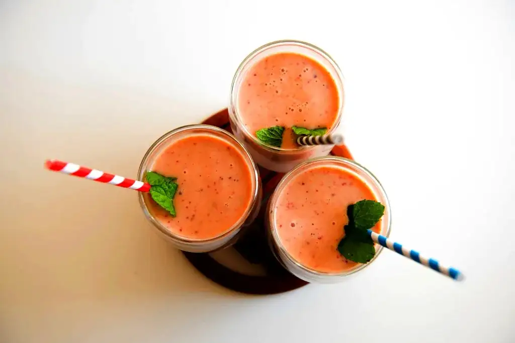 Koktajl zamiast posiłku: Przepisy, bilans, gotowe czy DIY?