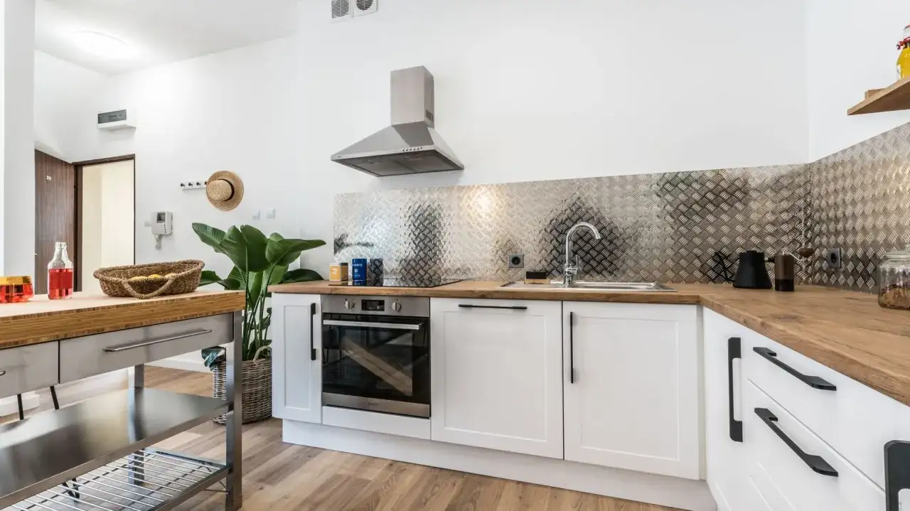 Alternatywy dla kafelek w kuchni, które odmienią Twoje wnętrze