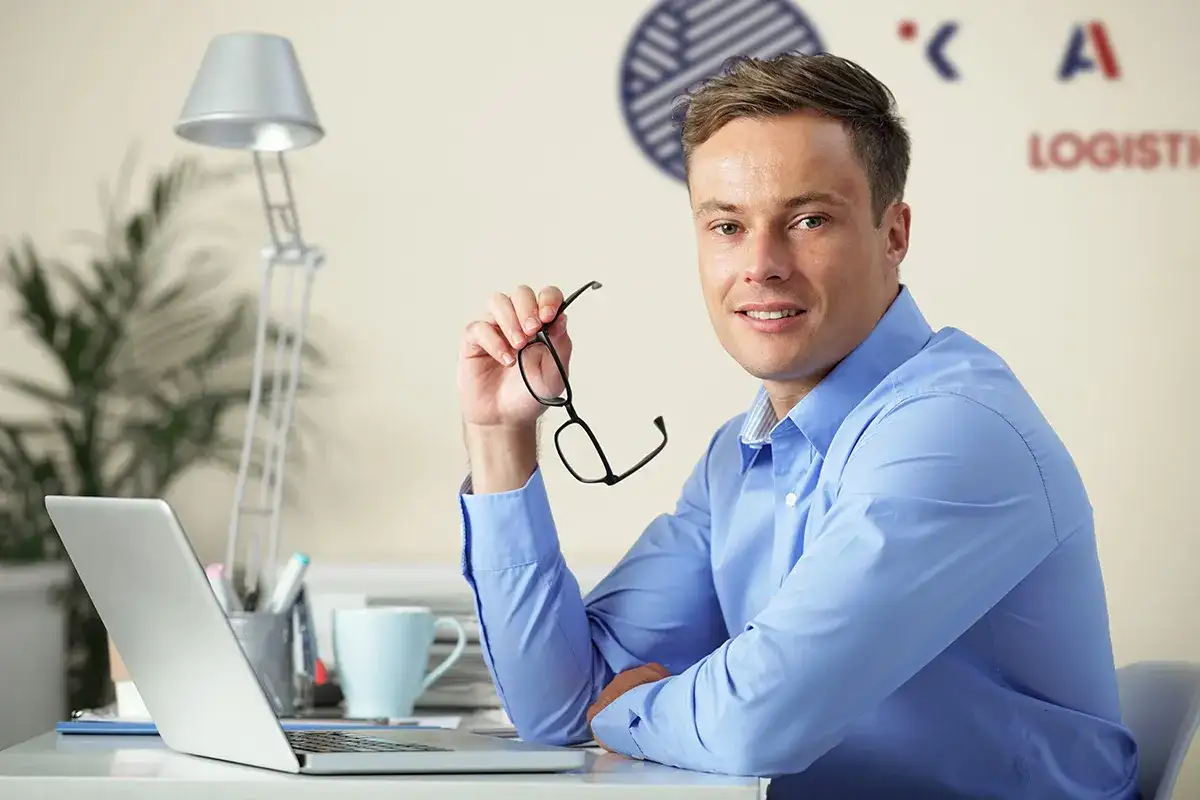 Czy warto zostać spedytorem? Poznaj wady i zalety tej kariery