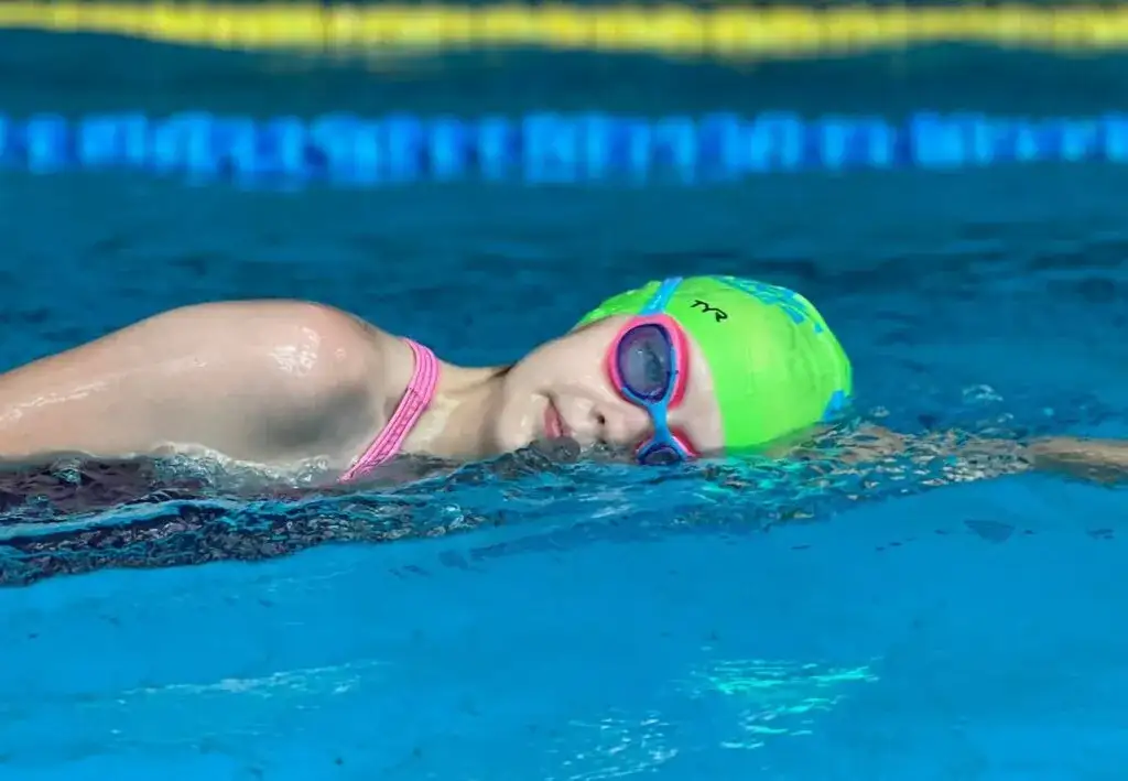 Ile trwa nauka pływania? Realistyczne ramy czasowe dla każdego