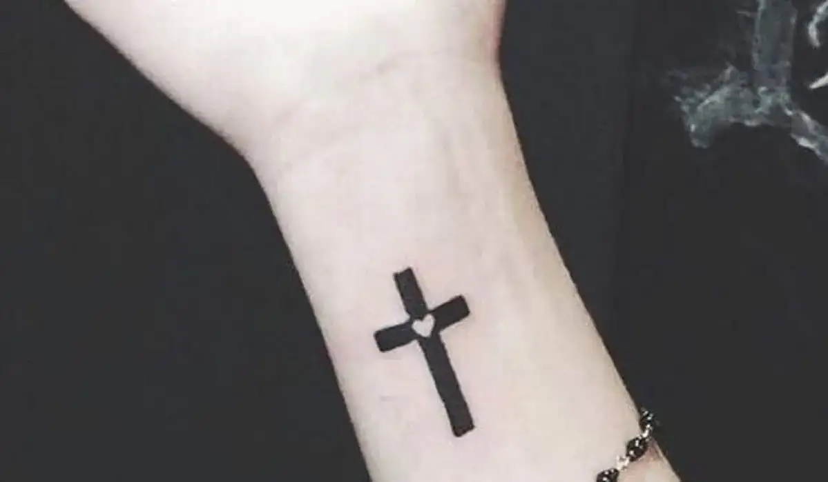 Tatuaż krzyż na nadgarstku znaczenie – odkryj jego głęboką symbolikę
