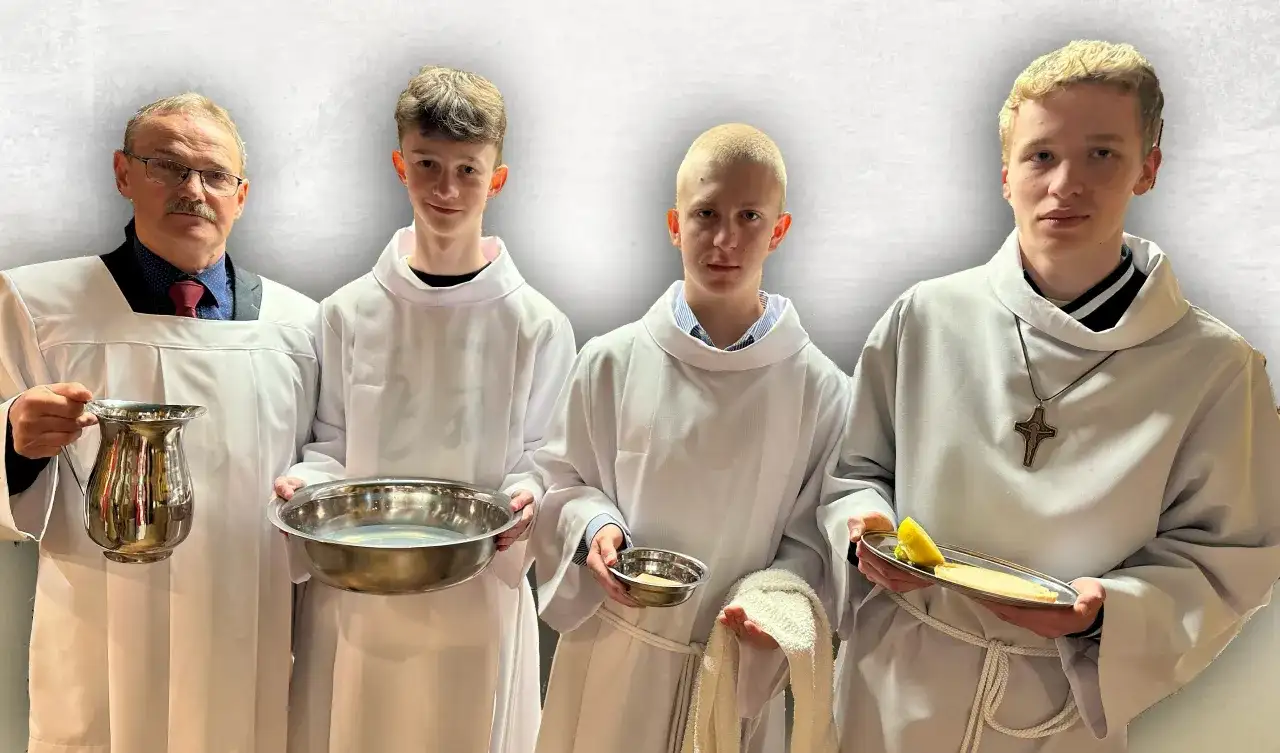 Czterech ministrantów w białych albach, przygotowujących się do bierzmowania. Jeden z nich niesie dzbanek, inni misy z wodą i chlebem.