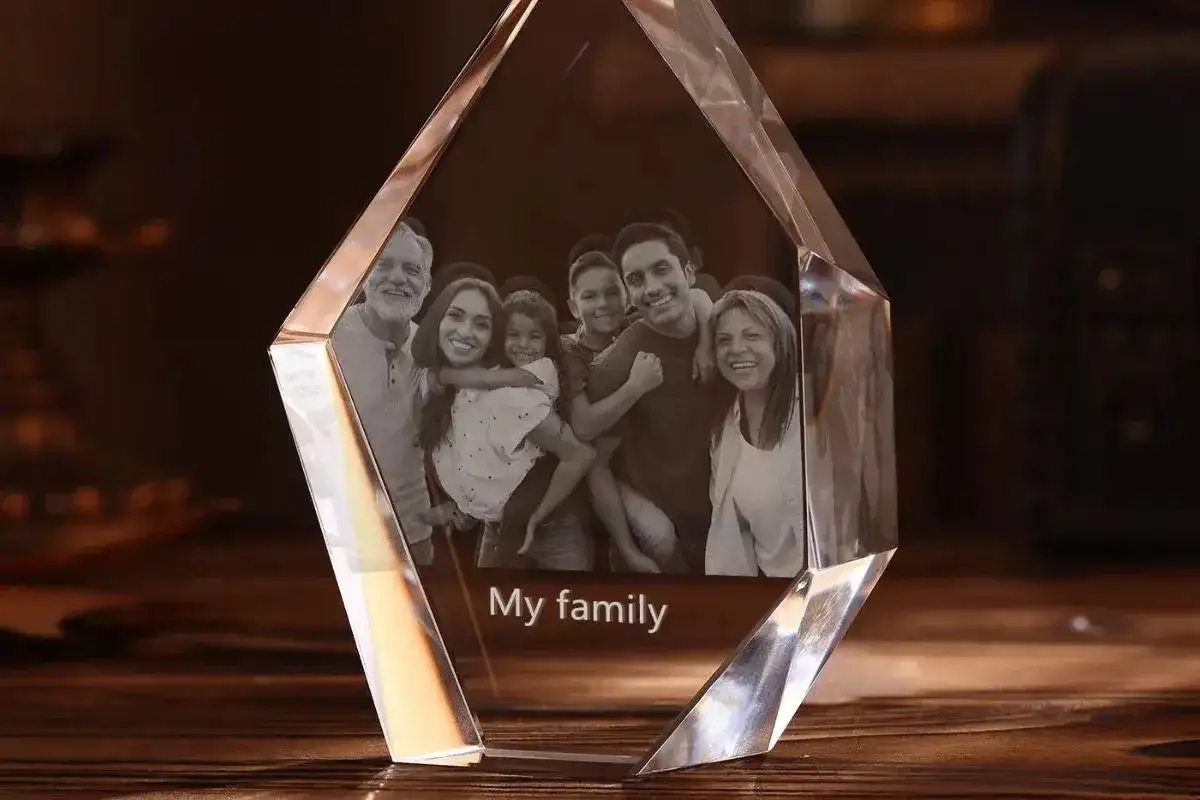 Kryształowa statuetka z wygrawerowanym zdjęciem rodziny i napisem "My family".