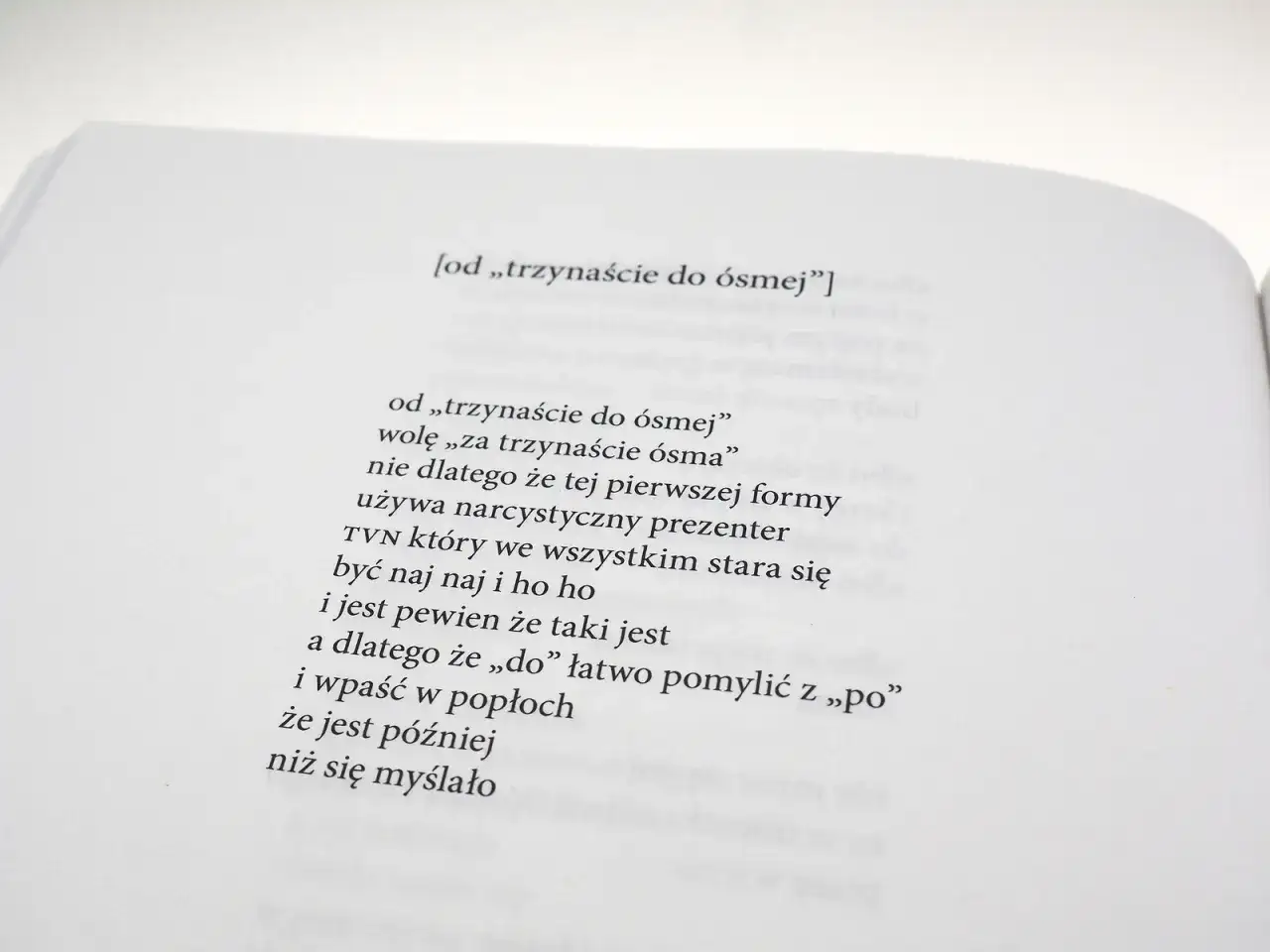 Oda do starości wiersz. Wiersz "od „trzynaście do ósmej”" opisuje, jak łatwo pomylić "do" z "po", co może być pułapką w późniejszym życiu.