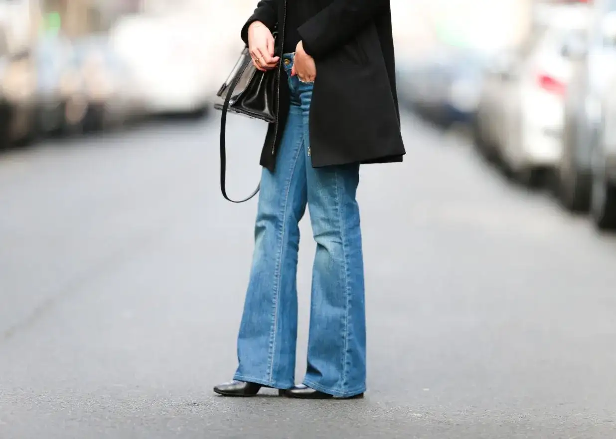 Co ubrać do dzwonów? Kompletny poradnik modowych stylizacji na 2024