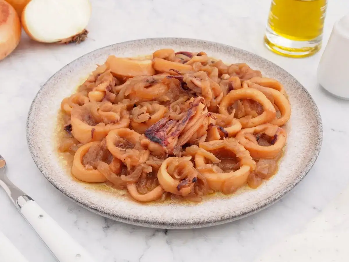 Receta de calamares encebollados de la abuela que evoca nostalgia