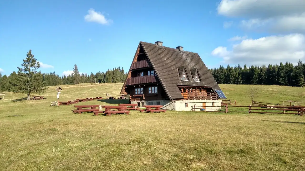 Krawców Wierch: Bacówka PTTK zaplanuj idealną górską przygodę!