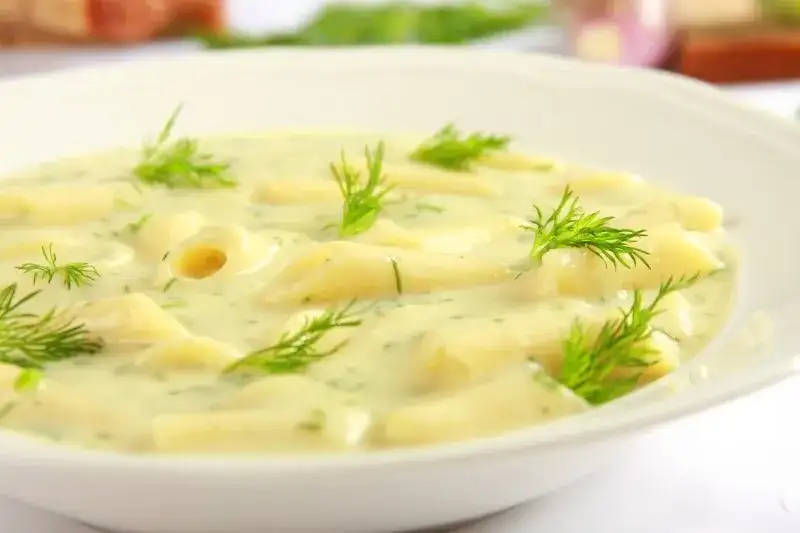 Jakie zupy z makaronem? Pyszne przepisy na każdą okazję