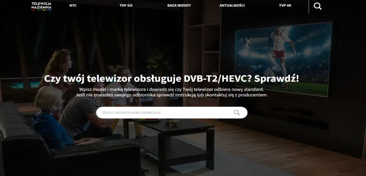 Rodzina ogląda mecz na telewizorze Samsung, który wyświetla informację o obsłudze DVB-T2/HEVC.