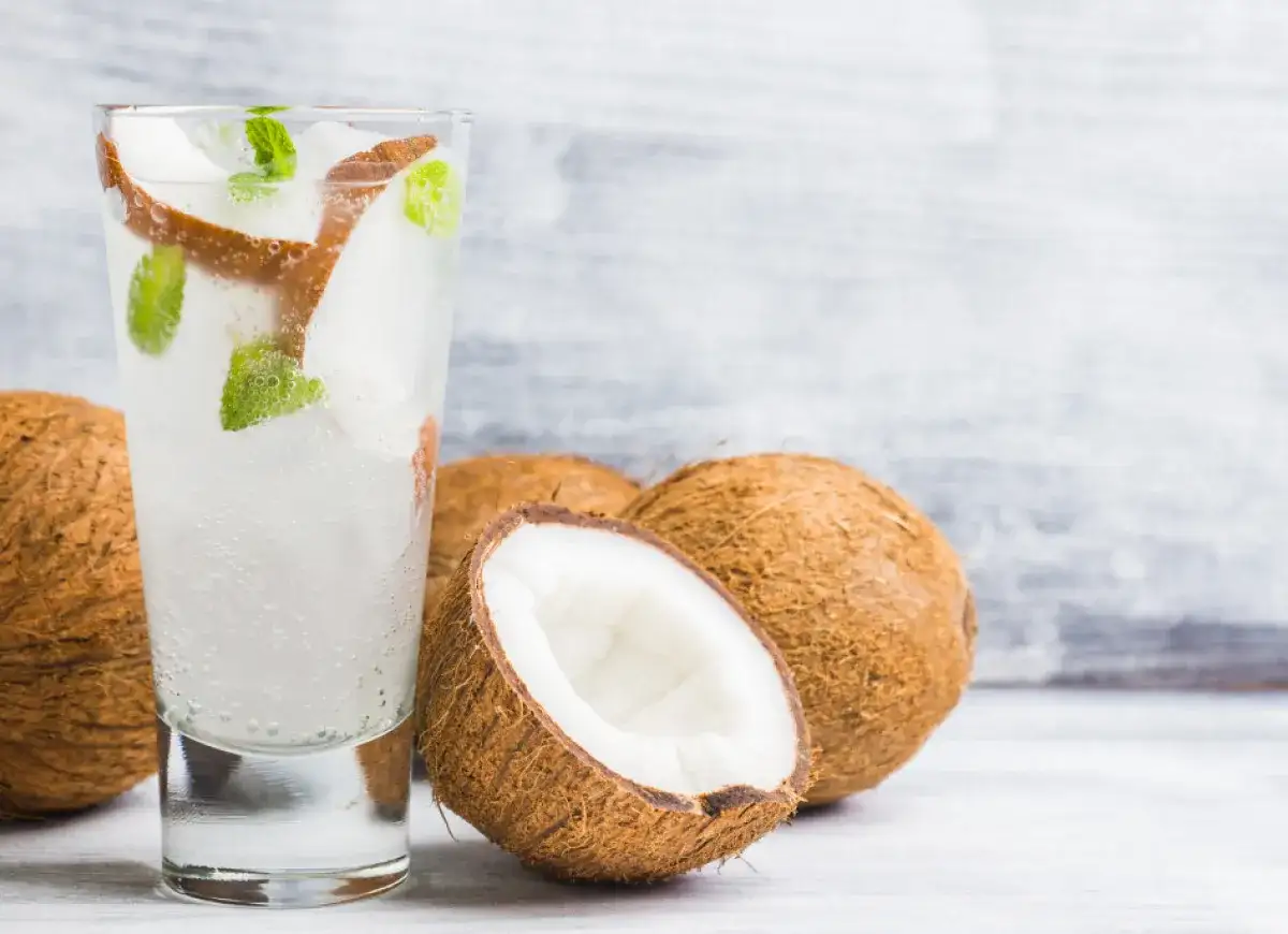 Pyszne drinki kokosowe z wódką – proste przepisy na letnie orzeźwienie