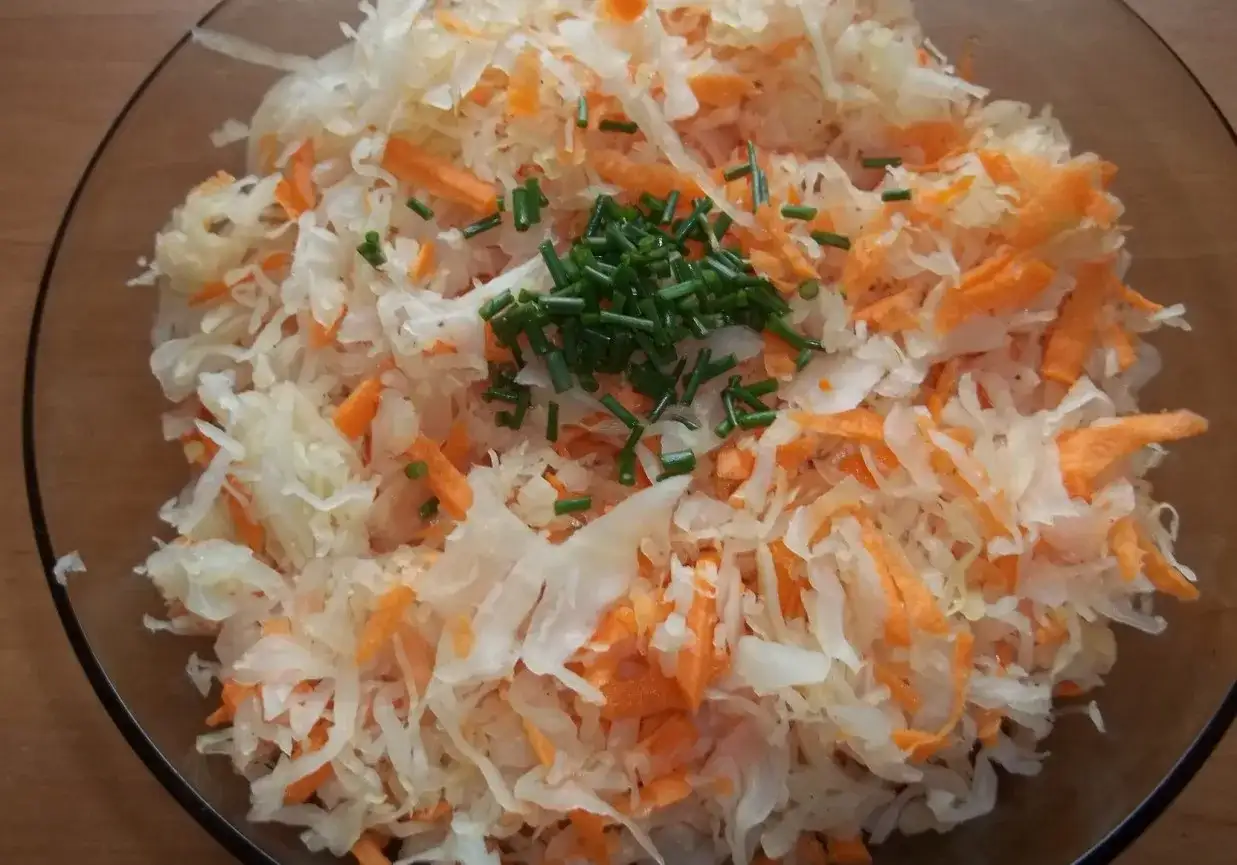 Ile kalorii ma surówka z kiszonej kapusty? Zaskakujące wartości!