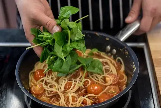 Szybkie spaghetti ze szpinakiem i suszonymi pomidorami na obiad