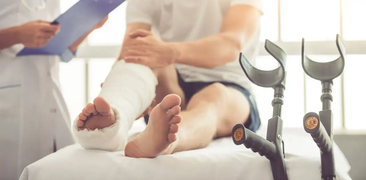 Ile odszkodowania za skręcenie kostki? Sprawdź, co możesz otrzymać