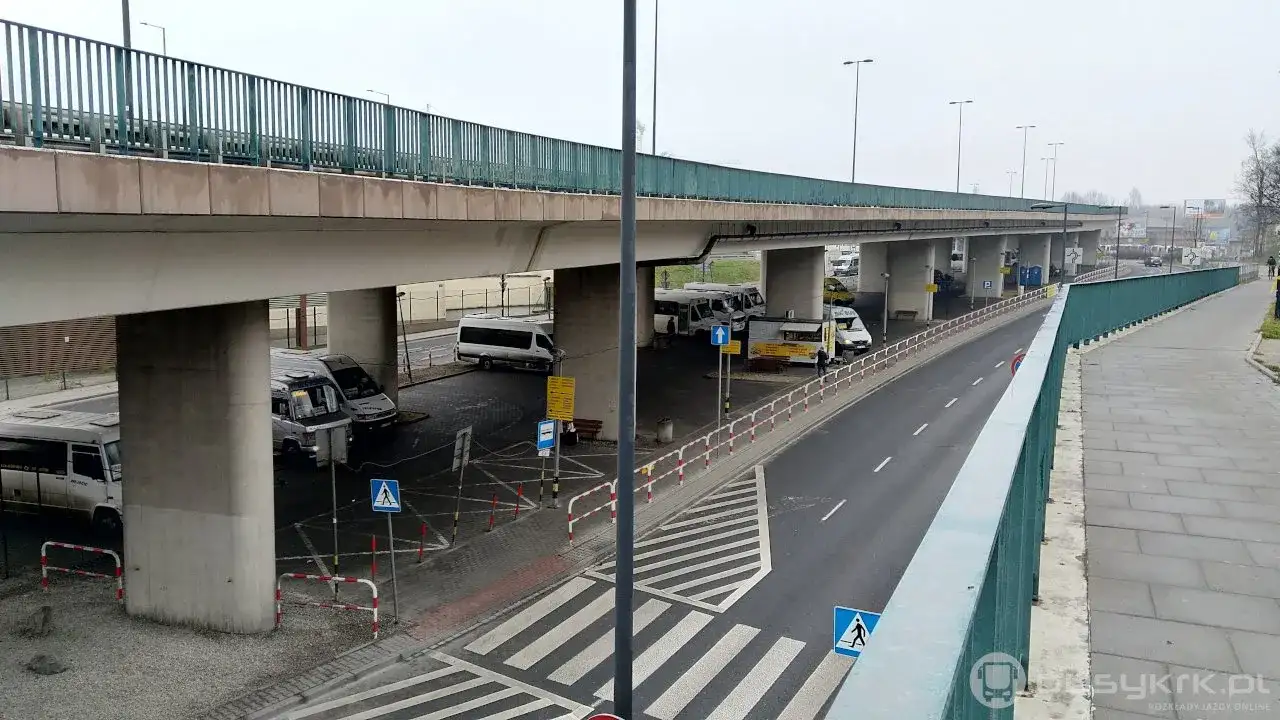 Busy Limanowa-Kraków: Skąd odjeżdżają i jak znaleźć przystanek?