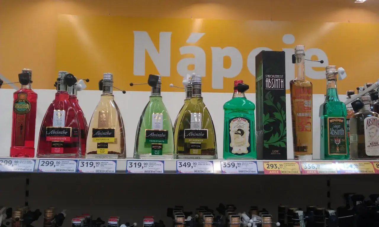 Rząd butelek absyntu na półce. Idealny pomysł, co warto przywieźć z Pragi, to pamiątka w postaci tej mocnej nalewki.