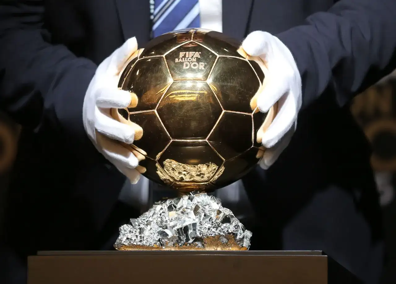 Złota Piłka FIFA Ballon d'Or, symbol triumfu, prezentowana w dniu losowania.