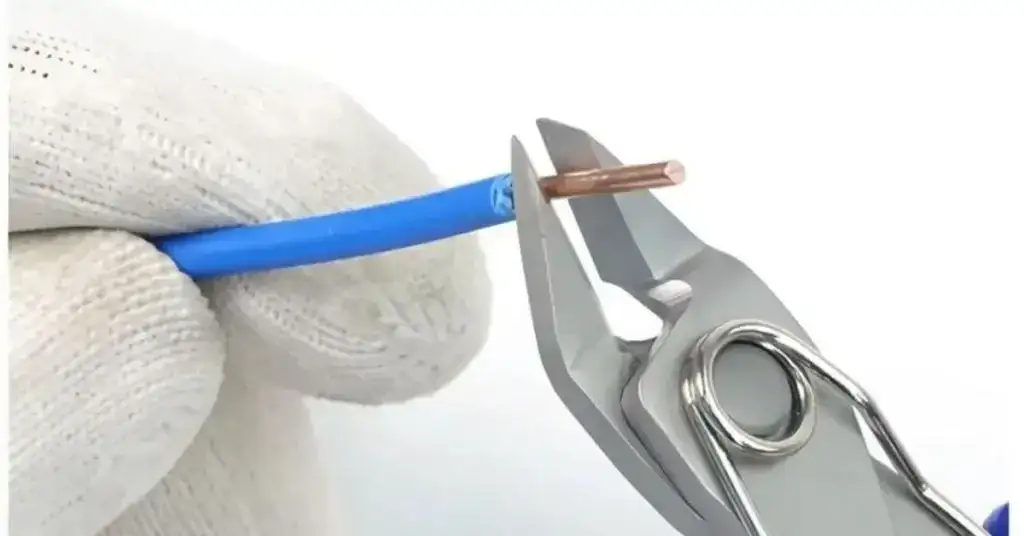 Jak bezpiecznie zdjąć izolację z kabla? Poradnik krok po kroku