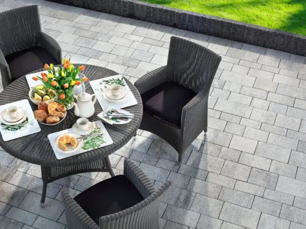 Elewacja czy kostka co najpierw? Uniknij kosztownych błędów w remoncie