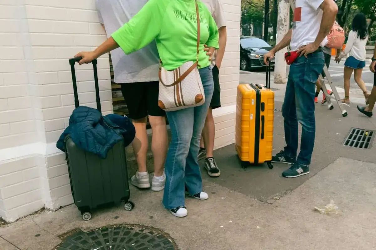 Ile kosztuje przechowalnia bagażu na dworcu? Sprawdź ceny i usługi