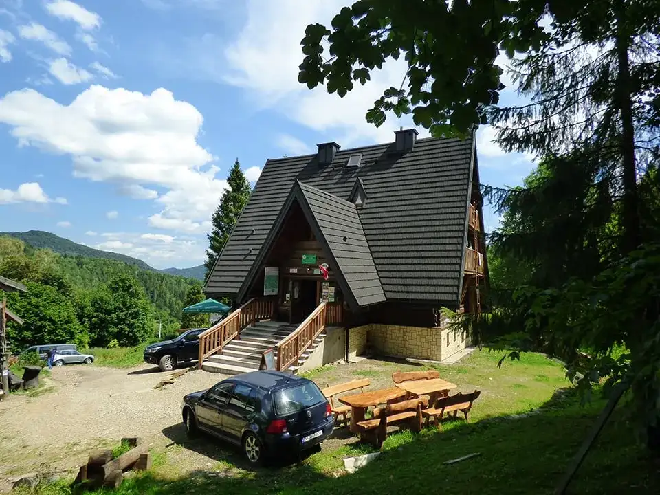 Czy schronisko może odmówić noclegu? Poznaj ważne zasady i sytuacje