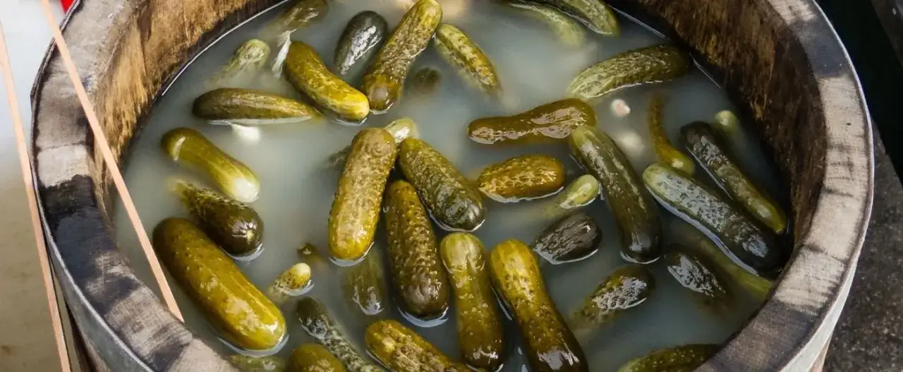 Czy sok z ogórków kiszonych jest zdrowy? Odkryj jego ukryte korzyści