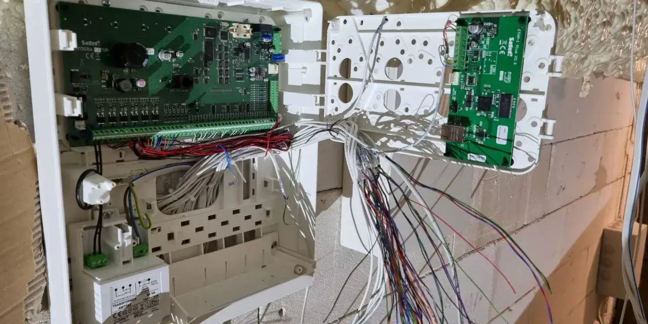 Jak podłączyć alarm w domu: uniknij najczęstszych błędów montażu