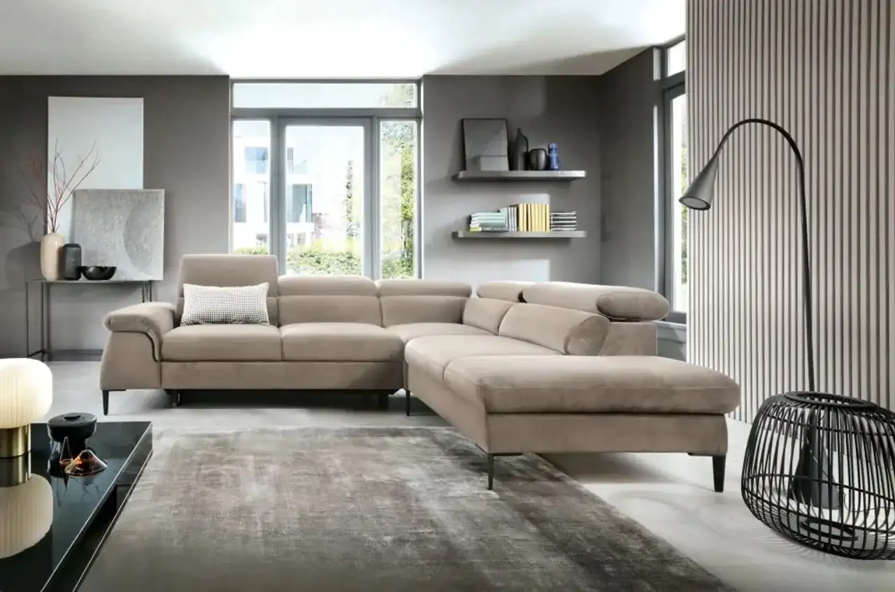 Jaki dywan do salonu? Szara kanapa, brązowe meble - inspiracje