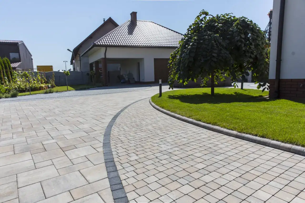 Nowoczesna kostka przed domem, piękne projekty podjazdu i ogrodu.