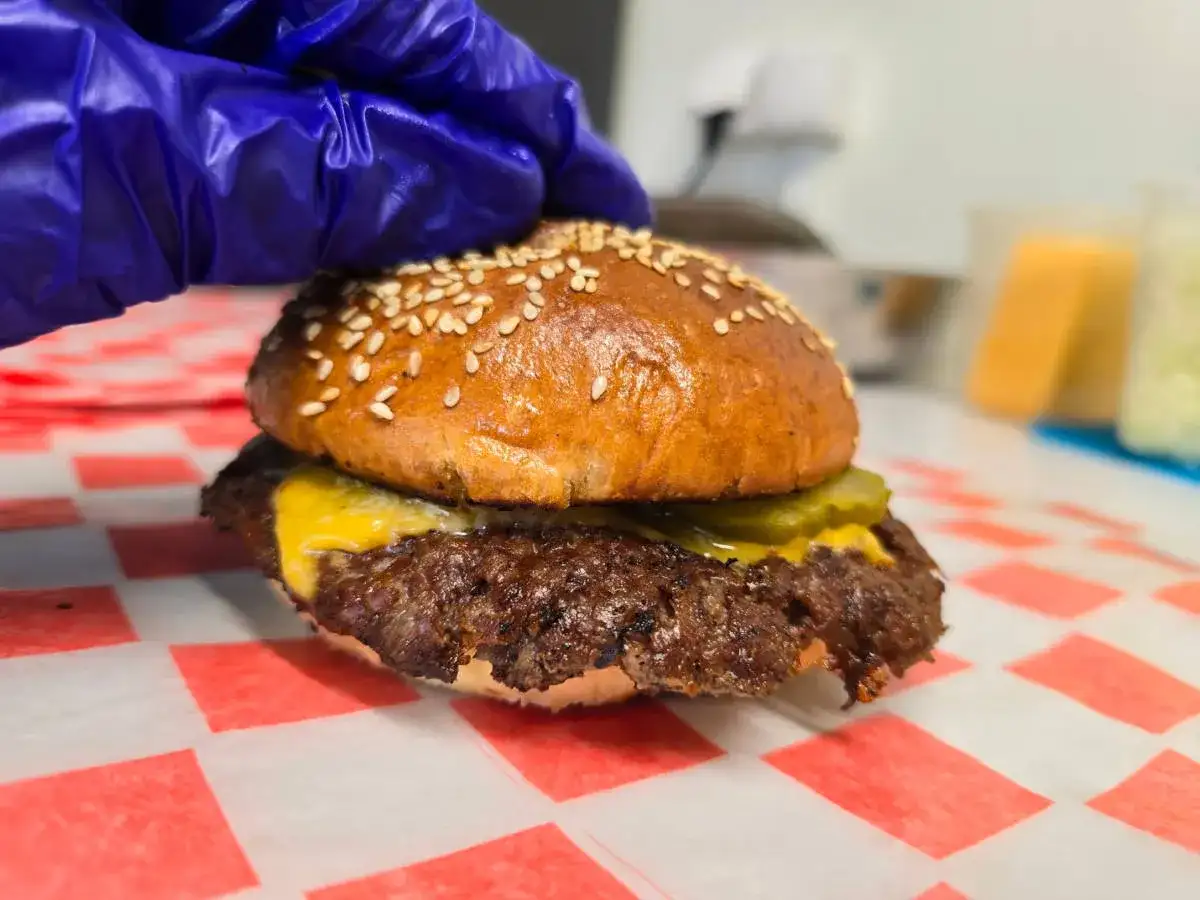 Co to smash burger i dlaczego warto go spróbować w domu