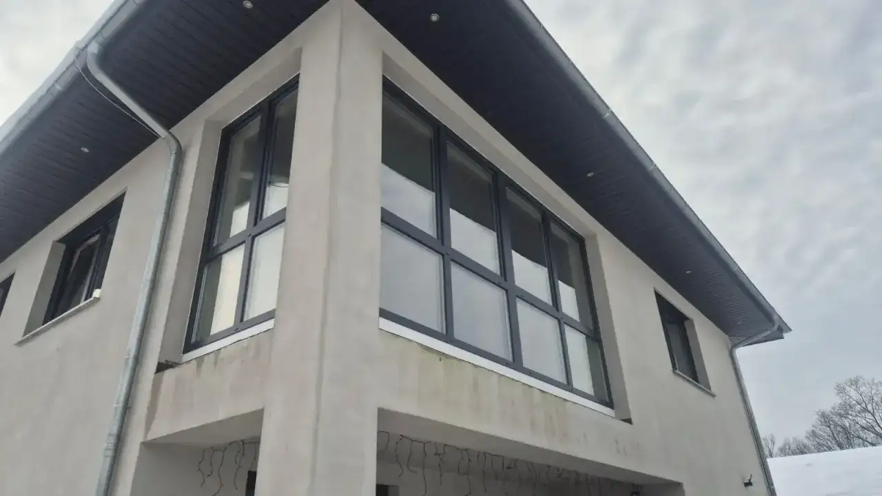 Dom z oknami ze szprosami: klasyczny urok i nowoczesne rozwiązania