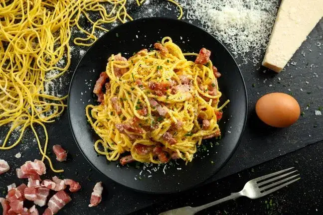 Ile kalorii ma carbonara? Zaskakujące wartości kaloryczne dania