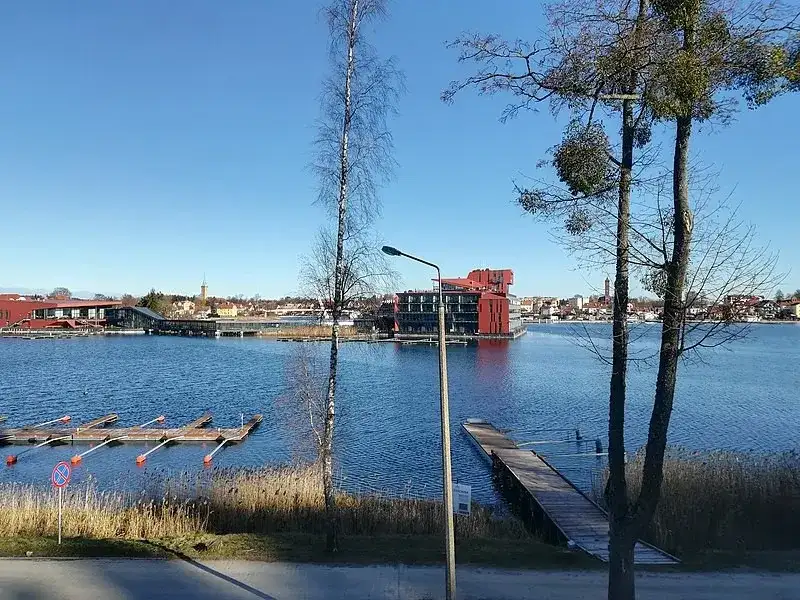 Mikołajki Pomorskie i Powiśle: Odkryj spokój, historię i naturę