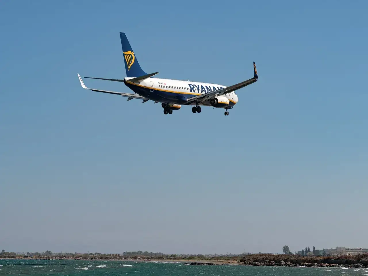 Samolot Ryanair ląduje nad morzem. Zastanawiasz się, odszkodowanie za opóźniony lot ile czasu można uzyskać?