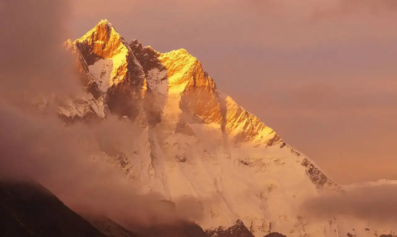 Mount Everest: Gdzie leży? Nepal czy Chiny? Odkryj sekrety Dachu Świata