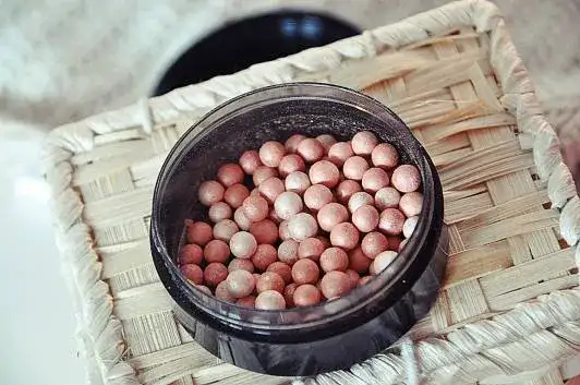 Kulki rozświetlające Avon: czy ten hit wciąż działa? Recenzja