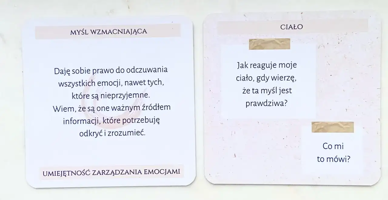 Karty z afirmacjami: "Daję sobie prawo do odczuwania wszystkich emocji" i "Jak reaguje moje ciało, gdy wierzę, że ta myśl jest prawdziwa?". Uczenie się akceptacji emocji, zamiast ich tłumienia.