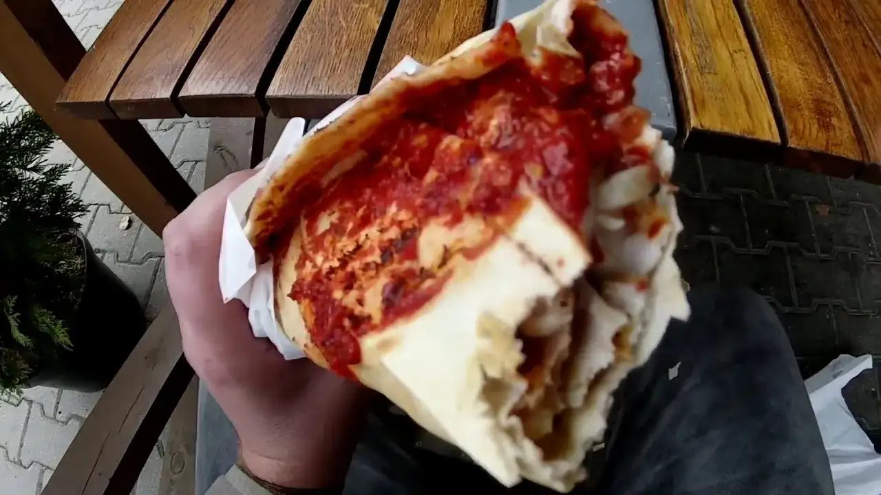 Kebab Kryspinów z jakim sosem? Odkryj najlepsze połączenia smakowe