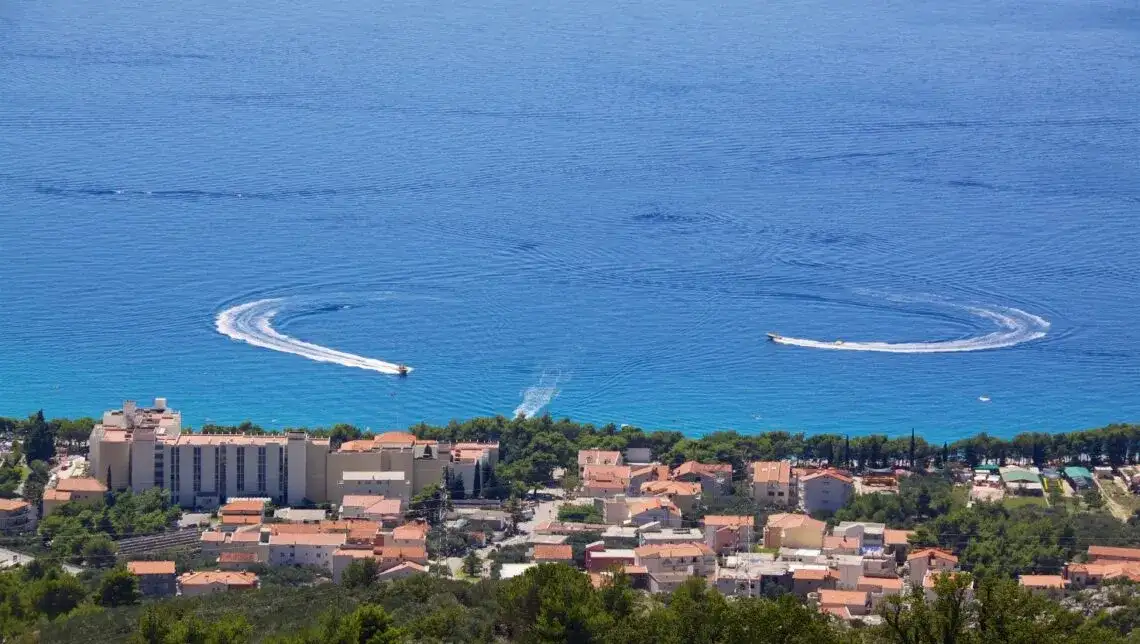 Najlepsze atrakcje w Tučepi, które zaskoczą każdego turystę