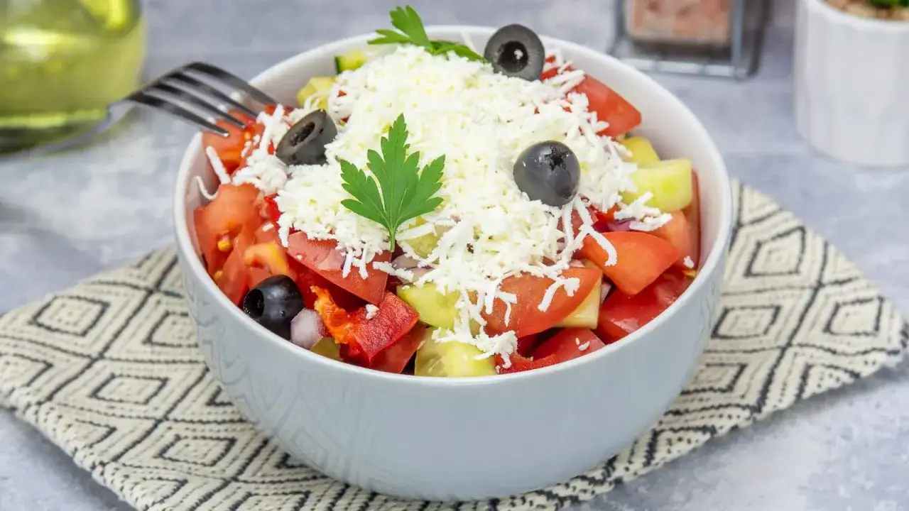 Jak zrobić sałatkę z pomidorów - prosty przepis, który zachwyci smakami