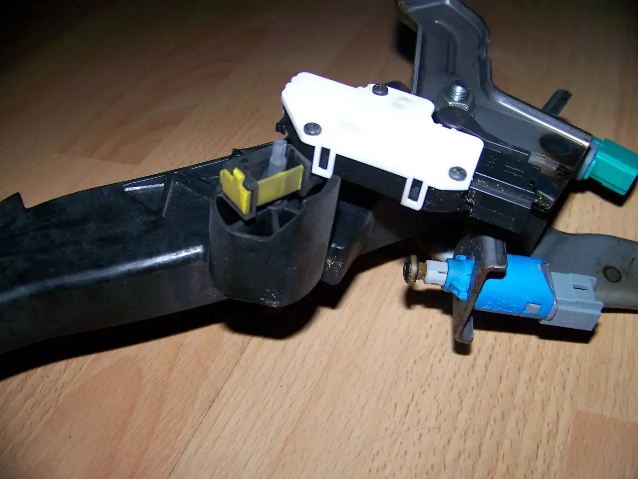 Jak sprawdzić czujnik pedału sprzęgła i uniknąć kosztownych napraw