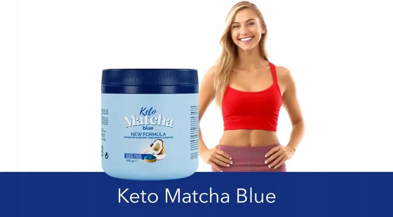 Niebieski słoik Keto Matcha Blue obok uśmiechniętej kobiety w czerwonym topie.