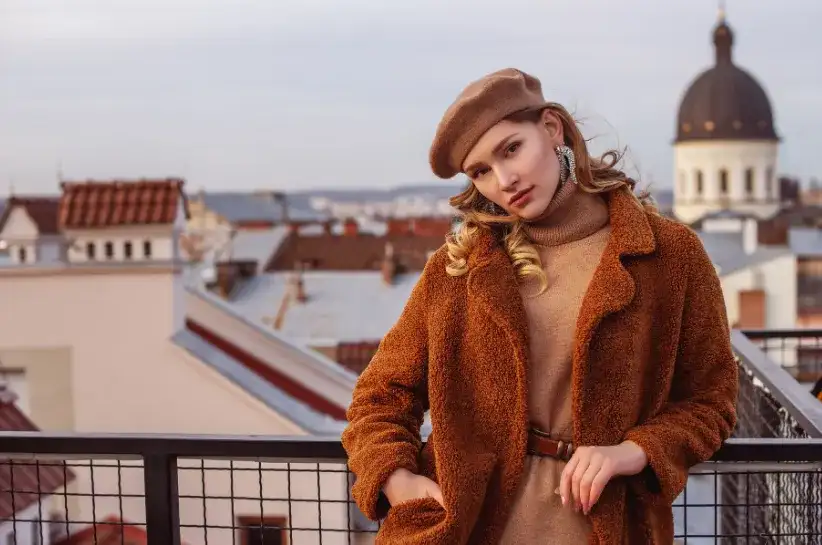 Płaszcz camel: Stylizacje na każdą okazję. Odkryj swój styl!