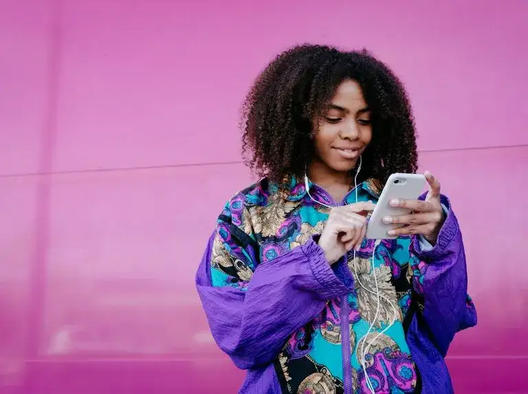Jak pobrać teledysk na telefon - proste metody i ważne ostrzeżenia