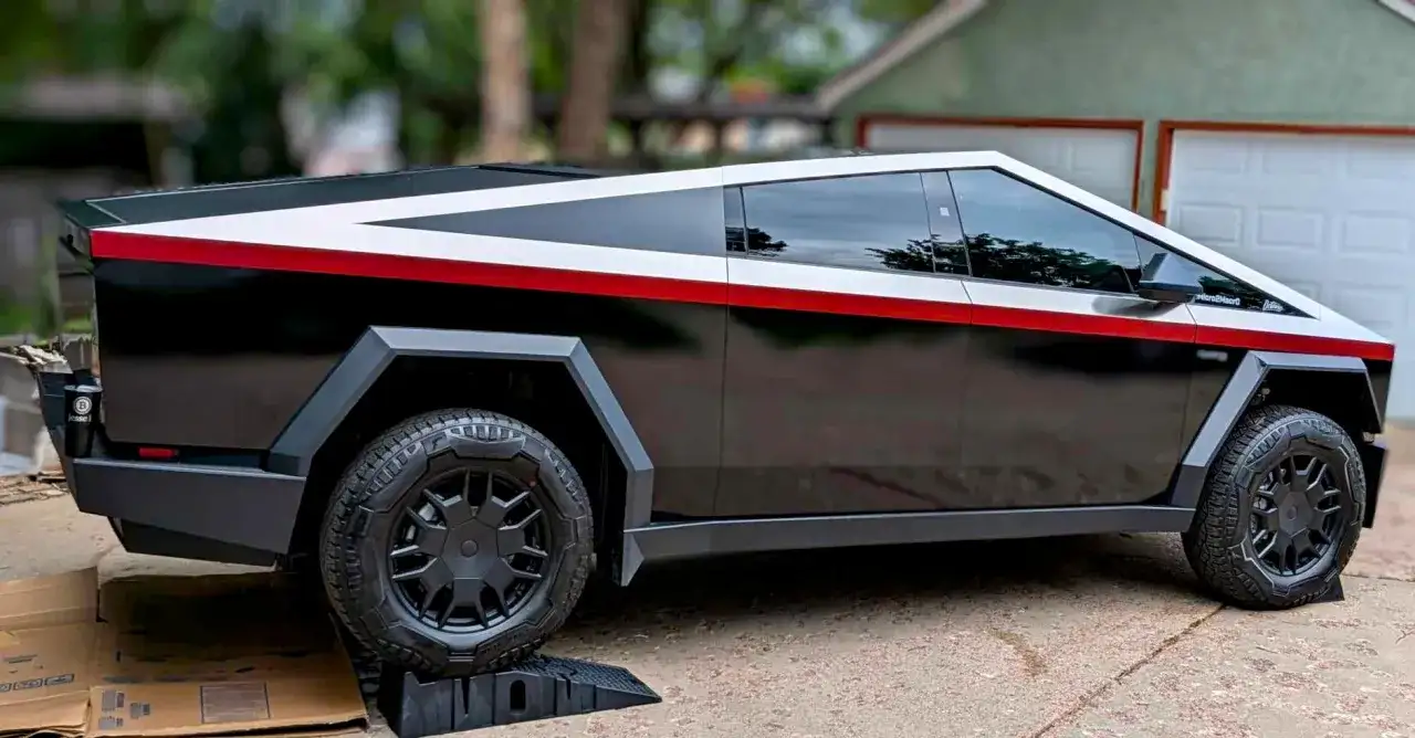 Czarny Tesla Cybertruck z białym i czerwonym pasem, jak wygląda samochód Tesla.