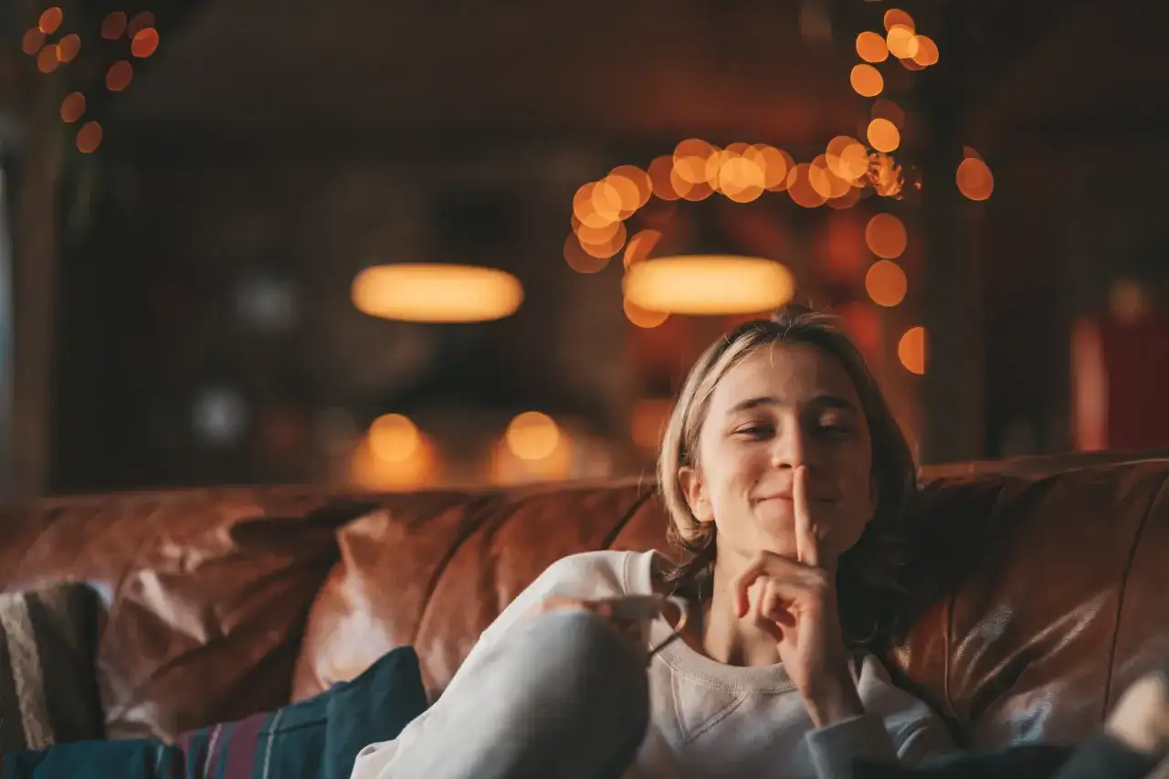 Magia JOMO: Jak odnaleźć spokój poza siecią?