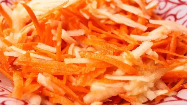 Jak doprawić surówkę z marchewki i jabłka, by zachwycić smakiem