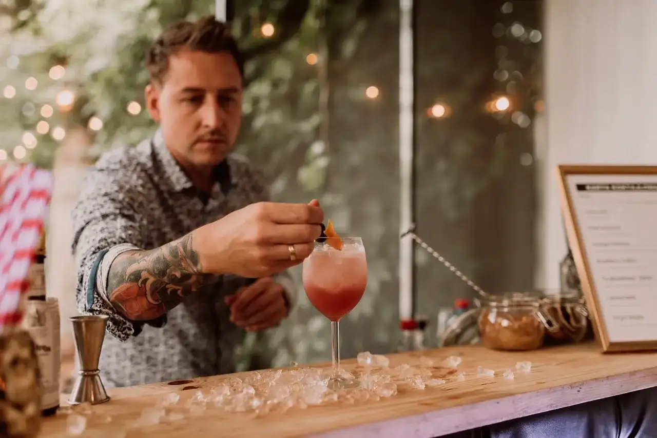 Ile kosztuje barman na 18? Sprawdź ceny i ukryte koszty usług
