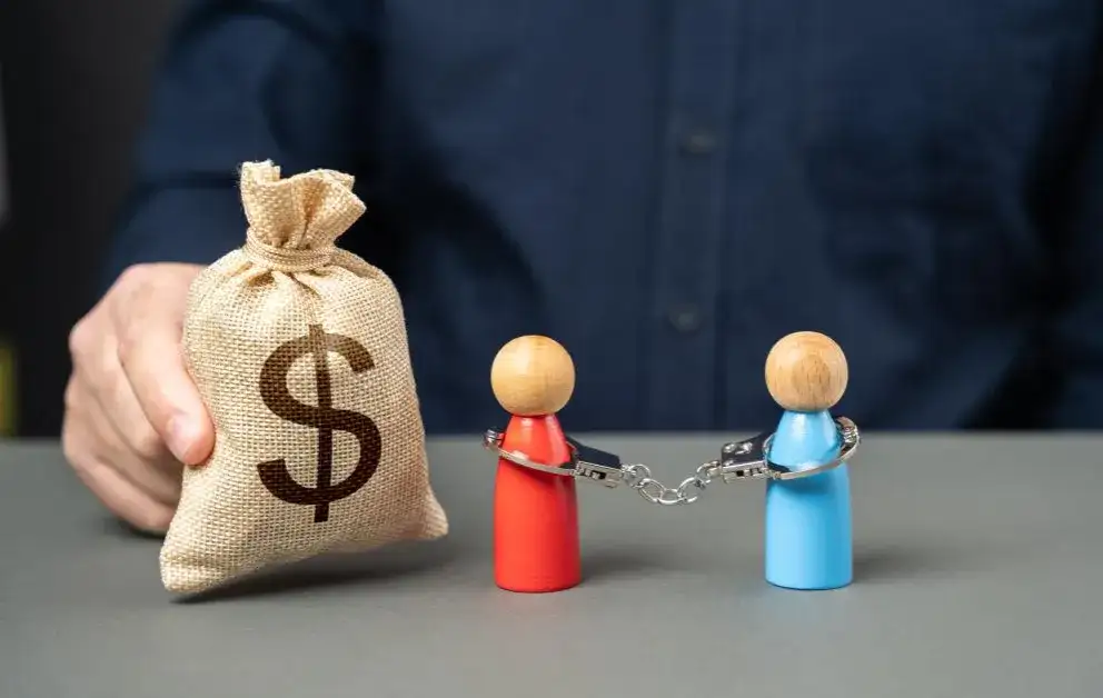 Kiedy sąd może nie ukarać? Zaskakujące prawne możliwości odstąpienia od kary